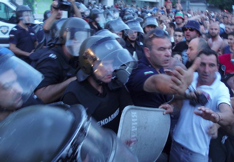 Има трима задържани по време на снощния протест в Асеновград