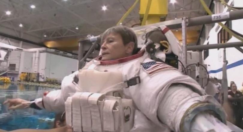 Без коментар: Астронавтка показва колко трудно се слага скафандър