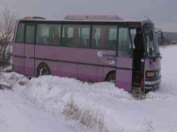 Автобус навлезе в канавка, пътниците се спасиха на косъм