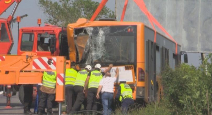 Защо катастрофиралият автобус от градския транспорт се е движил по АМ Тракия?