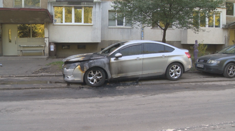 Кола на разследващ полицай горя в София