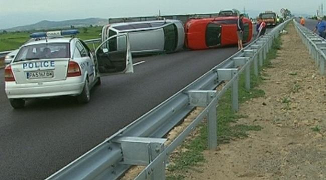 Автовоз изсипа коли на АМ Тракия