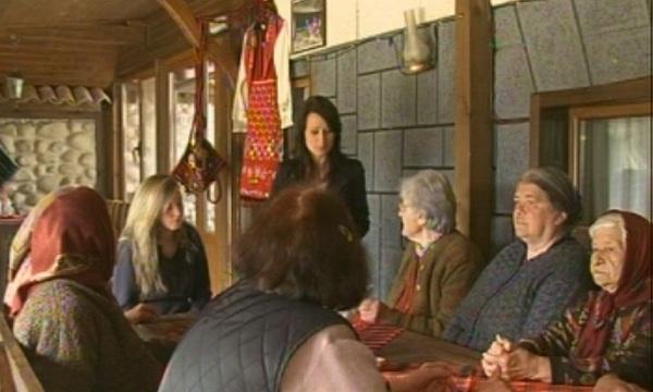 Баби учат младите туристи да си готвят