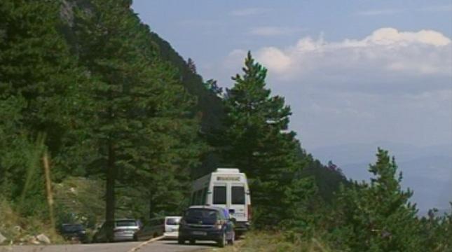 Участъкът между хижите Бъндерица” и Вихрен” е задръстен с автомобили