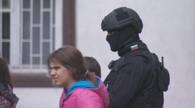​Барети съветват ученици как да се пазят извън дома и в интернет