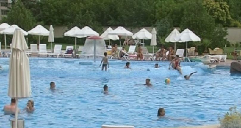 Спасяват по петима на ден в басейните