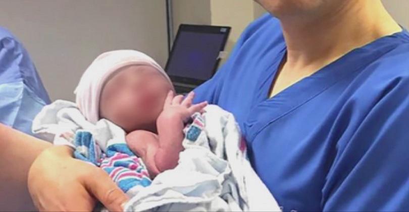 Роди се първото бебе от трима родители