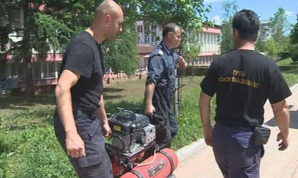 Българските спасители продължават да отводняват в Сърбия