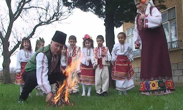  Деца от с. Драганово представиха обичаите за Благовещение