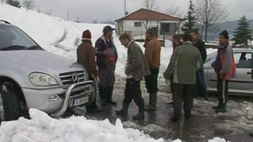 Блокирани хора в село Боровица