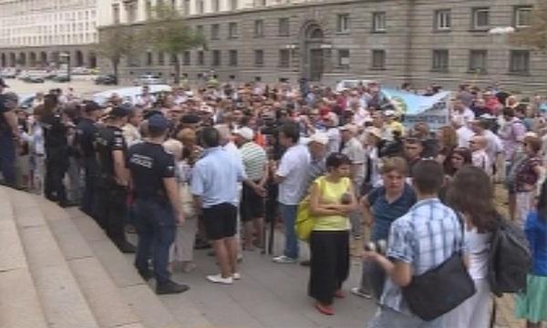Вложители в КТБ излязоха на протест пред БНБ за незабавно изплащане на влоговете