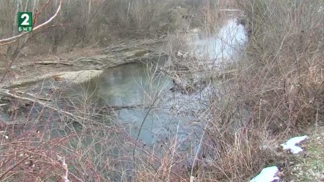 Сметище в коритото на река Тополница край Калугерово