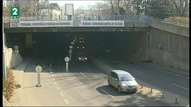 Опасни участъци в подлеза под Централна поща в Пловдив