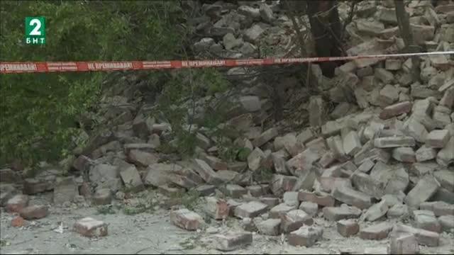 Оградна стена се срути върху три автомобила в квартал „Банишора“