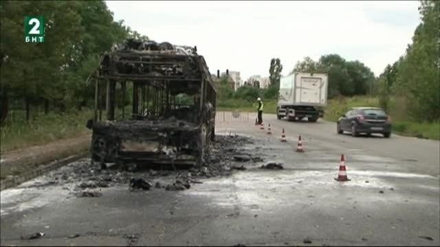 Автобус на градския транспорт в София се запали в движение и изгоря напълно