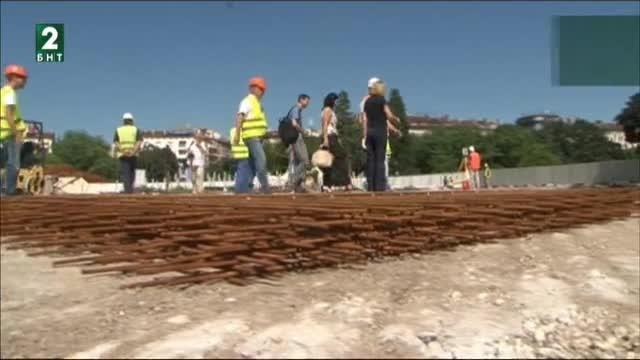 Нови гранитни плочи ще бъдат поставени на площада пред НДК