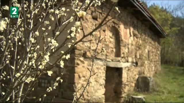 Рушат се древни храмове край Драгоман