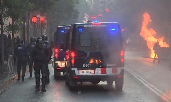 Улични боеве за изселване на активисти в Барселона