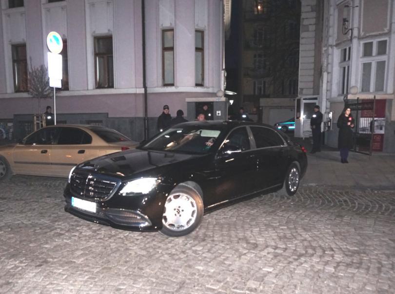 Вещи лица реставратори представители на полицията и прокуратурата влязоха в