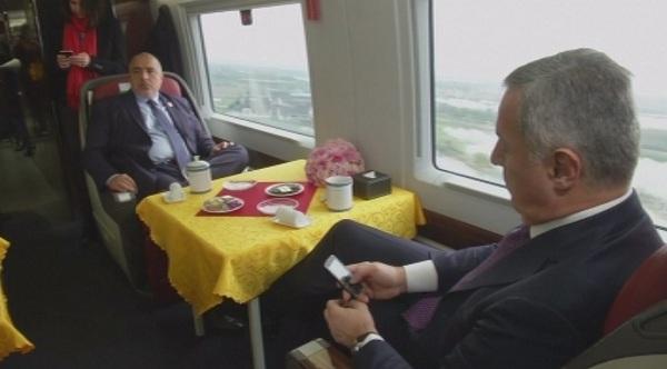 Бойко Борисов се вози на влак стрела в Китай