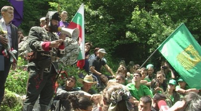 Поклонение пред паметника на Ботевата чета