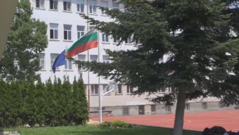 Първокласничка е с нараняване на главата след сблъсък със своя съученичка