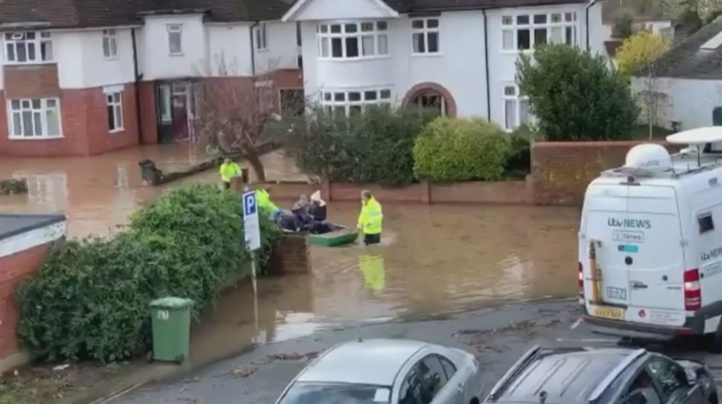 Великобритания остава в плен на бурята Денис