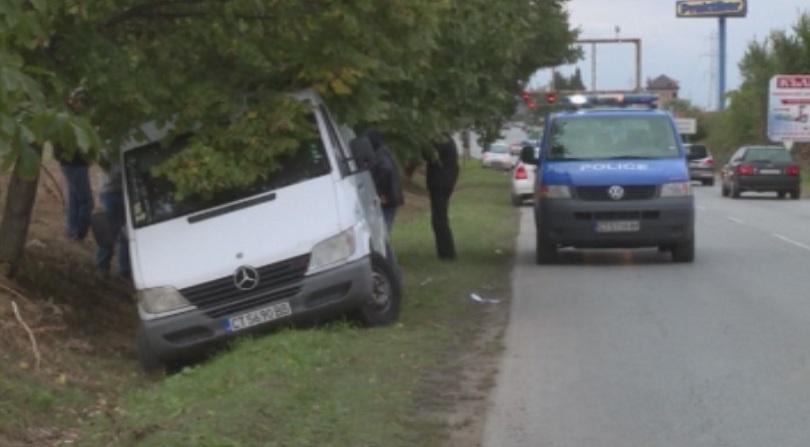 Бус с мигранти катастрофира след гонка с полицията