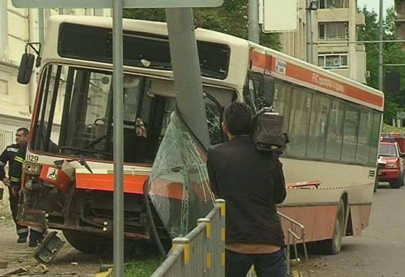 Автобус на градския транспорт във Варна се блъсна в стълб