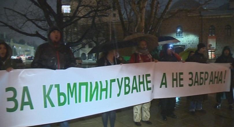 Протестът срещу забраната за диво къмпингуване се пренесе пред Президентството