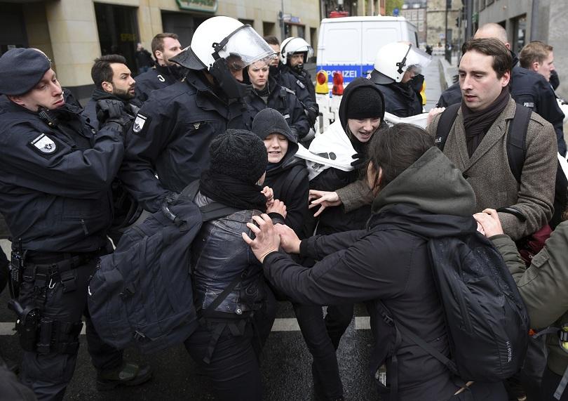 Сблъсъци между крайнолеви и полиция в Кьолн