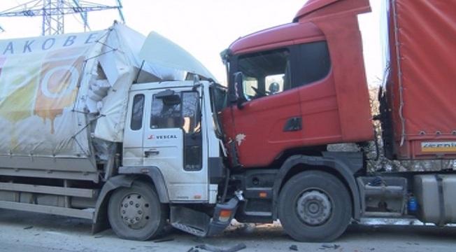 Два тира се сблъскаха край Самоводене. Жертви няма