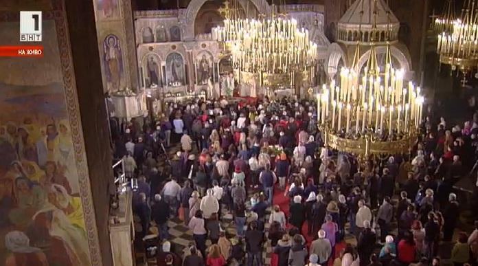 Патриарх Неофит поздрави вярващите нa празничната света литургия