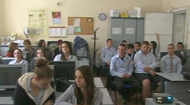 Данъчните влязоха в учебните часове