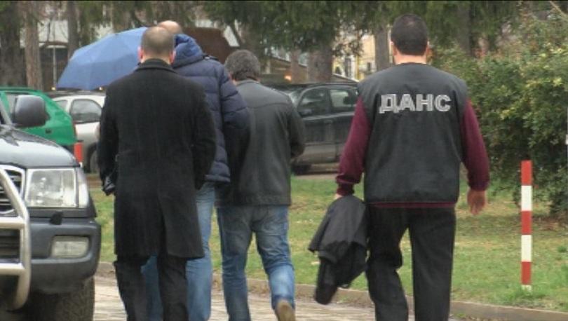 Арестуваха данъчни във Велико Търново