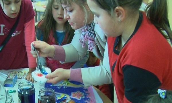 Ученици боядисват яйца за Великден