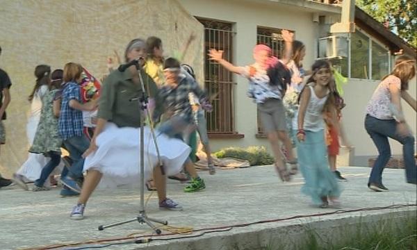 Деца помагат на деца с благотворителна постановка