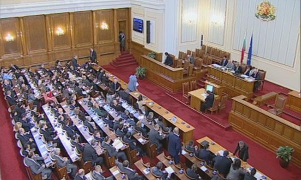 Министър Щонов ще отговаря в НС за парите на енергийни дружества в КТБ