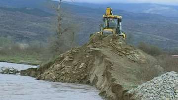 Укрепват дига на река Струма