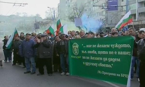 Протестиращите в Пловдив счупиха прозорците на Джумая джамия (Обновена)