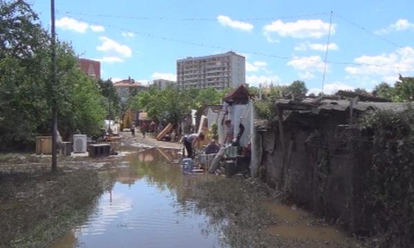 В Добрич доброволци и военни отводняват