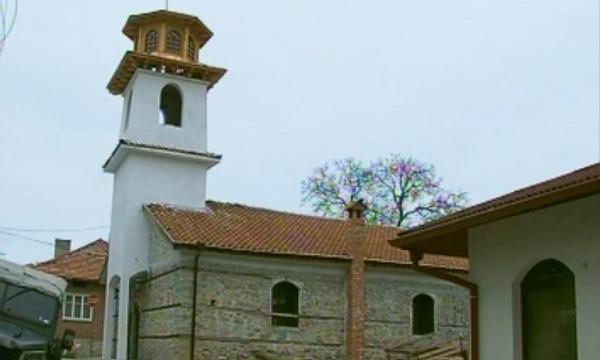 Храм на 330 години отново оживява в Добринище
