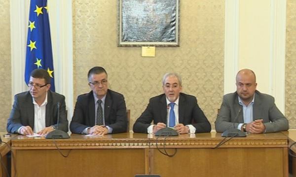 делян пеевски отстъпва мястото евродепутат министър искра михайлова