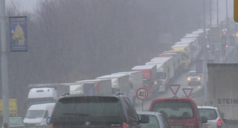 Край на опашките от тежкотоварни камиони по пътя Русе Силистра в