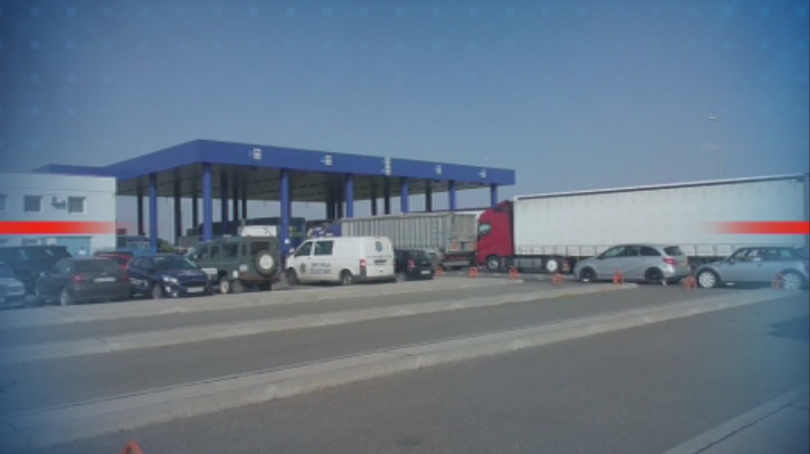 До 12 километра достигна колоната от чакащи да излязат от