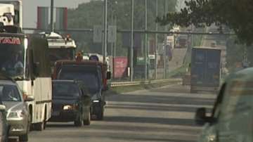 10-километрови колони от двете страни на Дунав мост