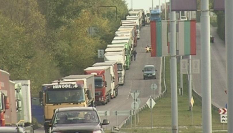 Втори ден задръствания на Дунав мост