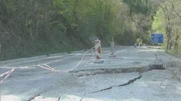 Участък от пътя Банско-Гоце Делчев се руши