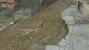 Пропадна пътят до село Кременик