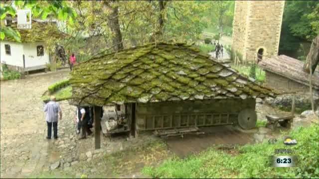 300-годишна воденица в Етъра показва как се мели царевично брашно